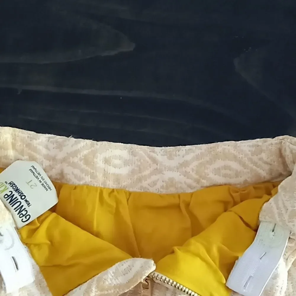 GENUINE KIDS FROM OSHKOSH cream skirt size2T